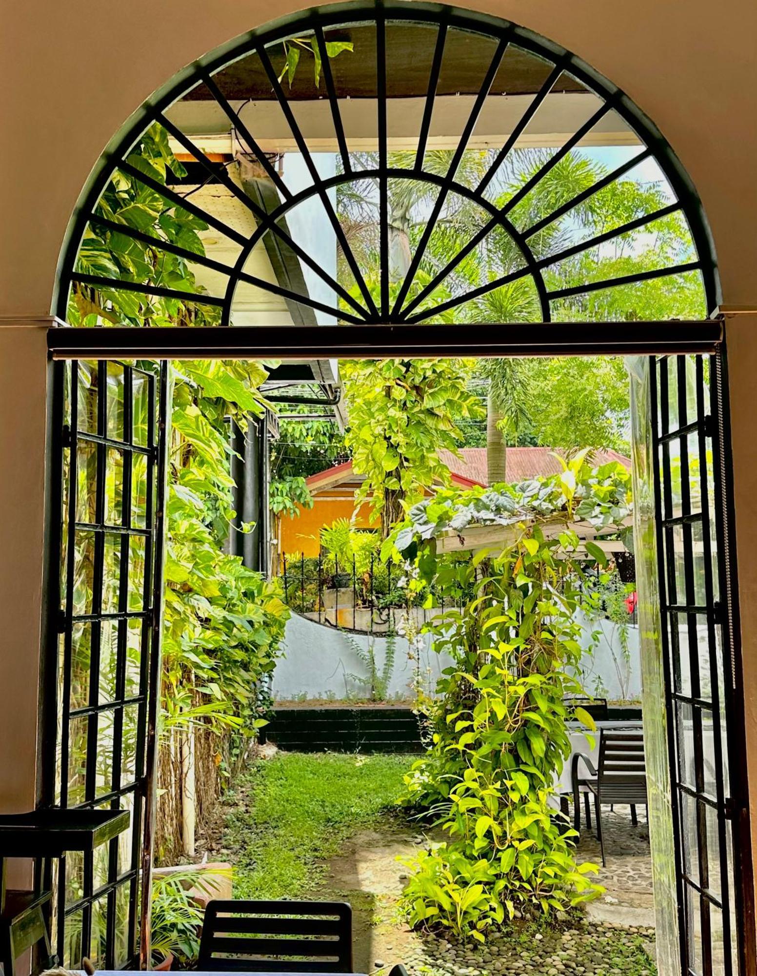 Fernando'S Hotel Sorsogon Bagian luar foto